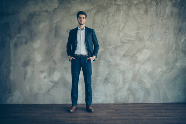 Bộ vest nam công sở dáng slim-fit phối sơ mi trắng và giày da nâu