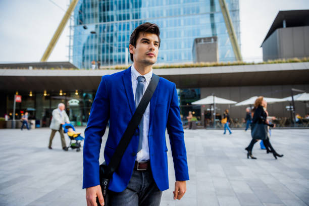 Quý ông mặc áo vest nam lịch lãm phong cách Hàn Quốc trên phố