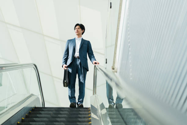 Lookbook áo vest nam dài Hàn Quốc tông be sáng hiện đại