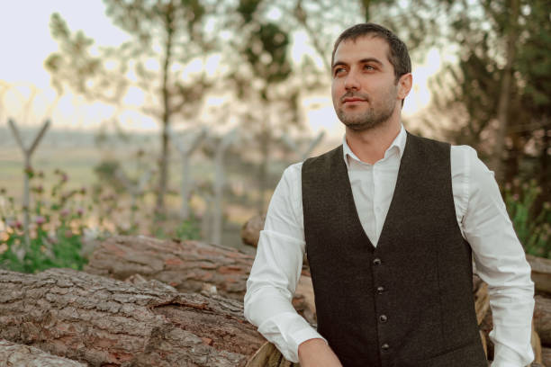 Phong cách vest nam không cà vạt với sơ mi trắng mở cổ thanh lịch