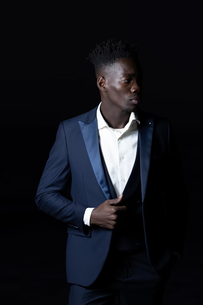 Gợi ý phối vest thanh niên theo tông da và phụ kiện